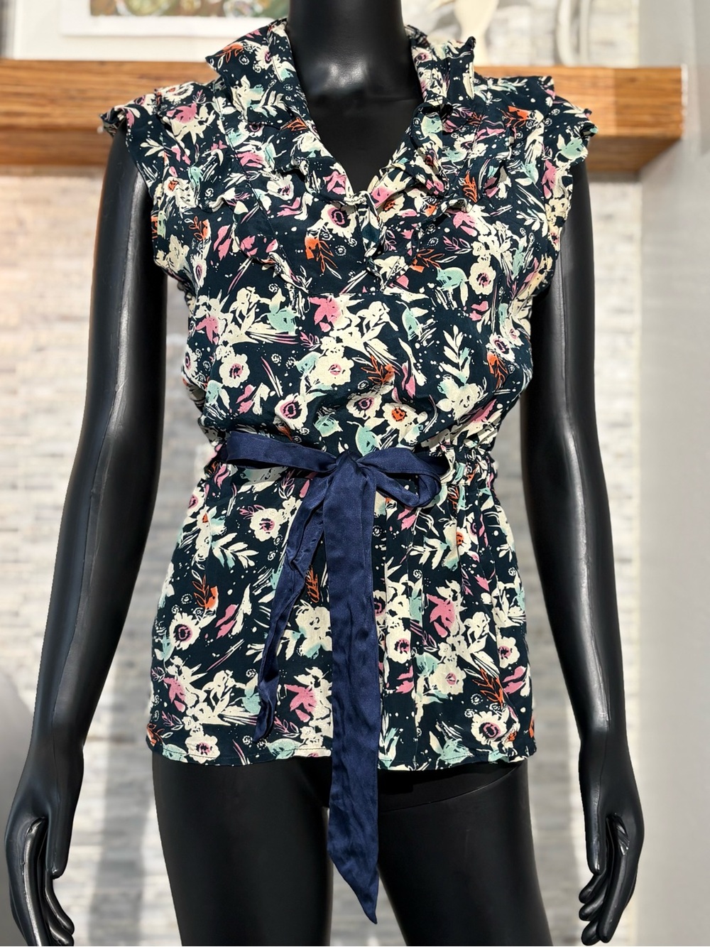Floral, sleeveless and ruffled Postella blouse